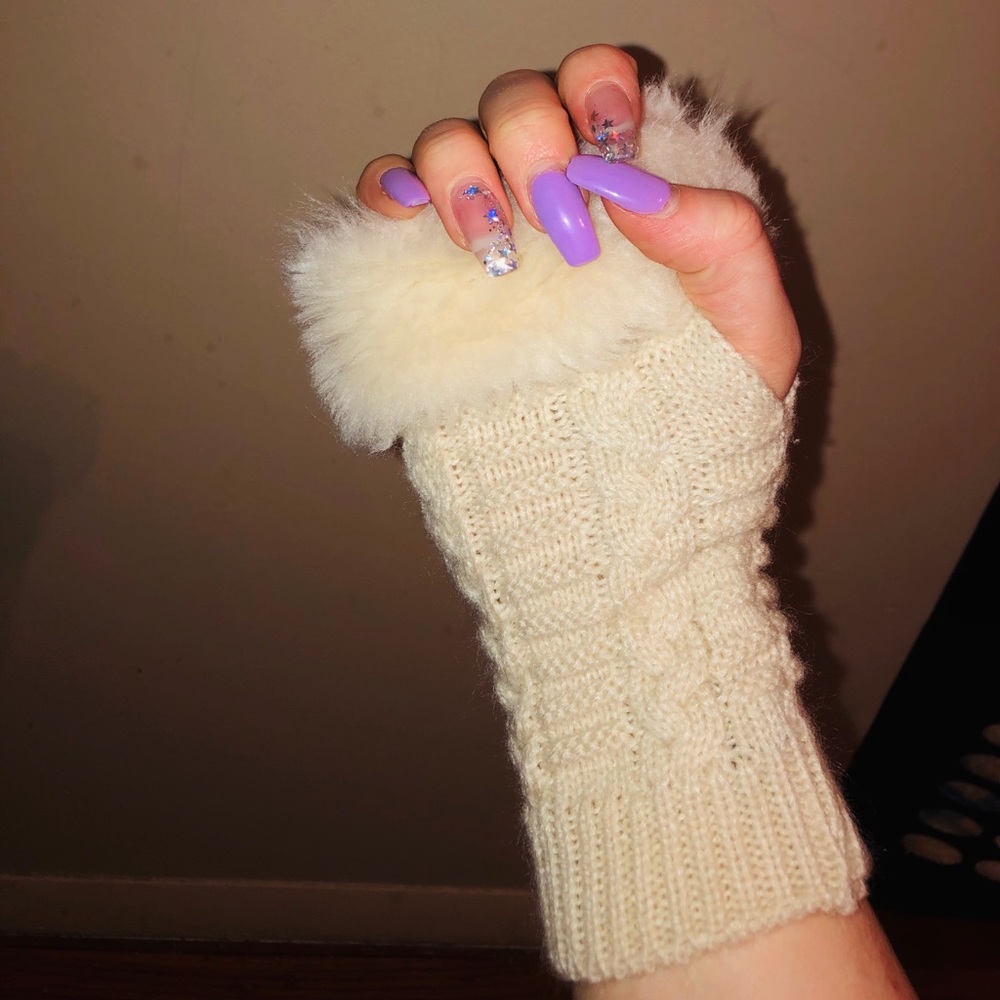 Gloves - Picture 3 of 3